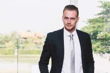 Siyah takım elbise daimi ofis yakışıklı adam portresi