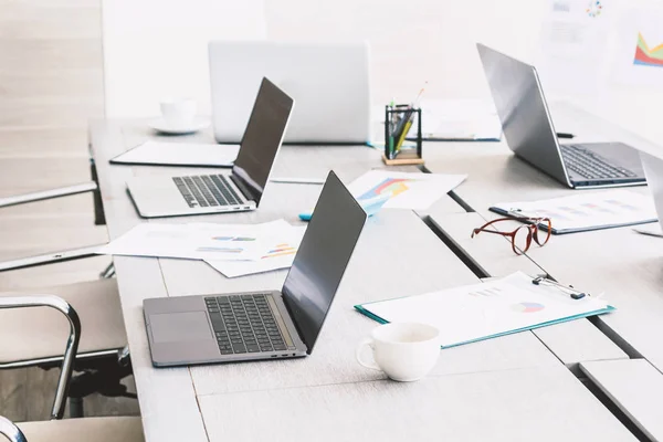 Möte Och Konferens Rum Med Laptop Och Business Dokument — Stockfoto