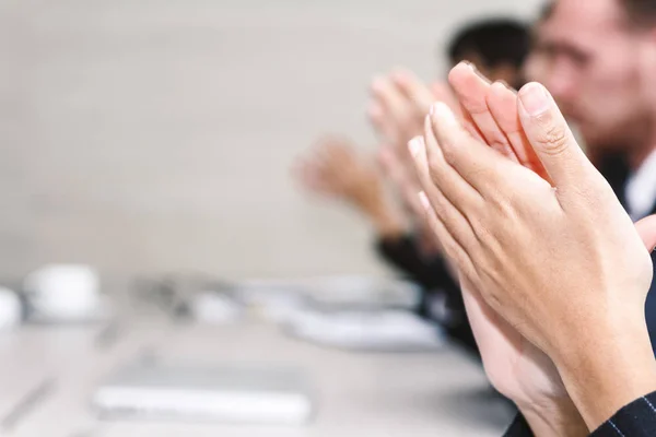 Erfolgreiche Geschäftsleute Klatschen Der Sitzung Die Hände — Stockfoto