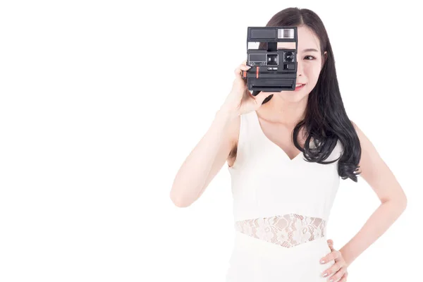 白い背景で隔離の古いカメラを保持している女性 — ストック写真