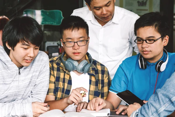 Grupo Estudiantes Adolescentes Secundaria Haciendo Tarea —  Fotos de Stock