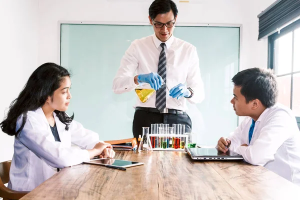 Students Working Making Chemical Tests Chemistry Class Education Science Concept — Stock Photo, Image