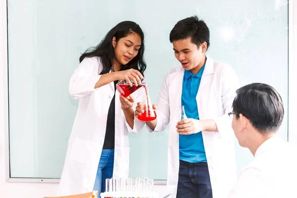 Estudiantes Trabajando Haciendo Pruebas Químicas Clase Química —  Fotos de Stock