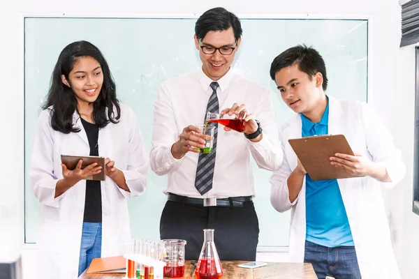 Students Working Making Chemical Tests Chemistry Class Education Science Concept — Stock Photo, Image