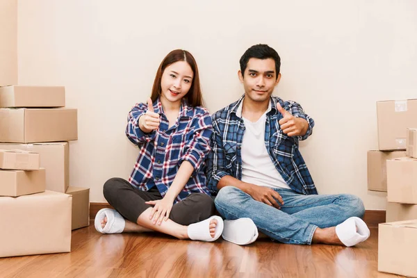 Les Jeunes Couples Montent Flèche Avec Boîte Carton Maison Business — Photo