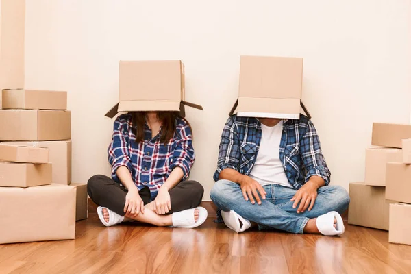 Coppia Felice Con Scatola Cartone Nella Nuova Casa — Foto Stock