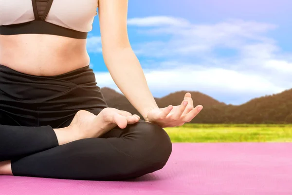 Woman Practicing Yoga Mountain Blue Sky Background — Stock Photo, Image