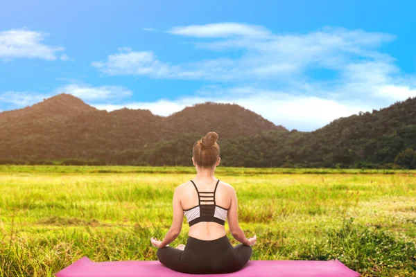 Woman Practicing Yoga Mountain Blue Sky Background — Stock Photo, Image