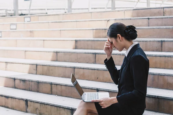 Business Kvinna Sitter Trappan Och Använder Bärbar Dator — Stockfoto