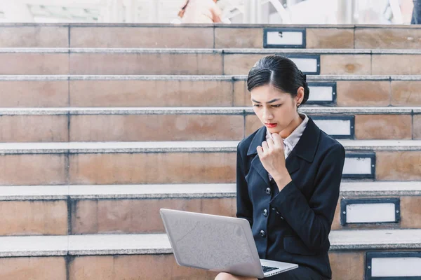 Business Kvinna Sitter Trappan Och Använder Bärbar Dator — Stockfoto