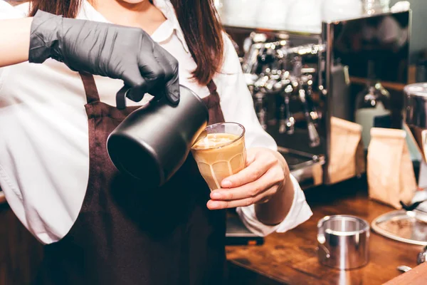 Barista Houden Van Melk Voor Make Koffie Latte Art Coffeeshop — Stockfoto