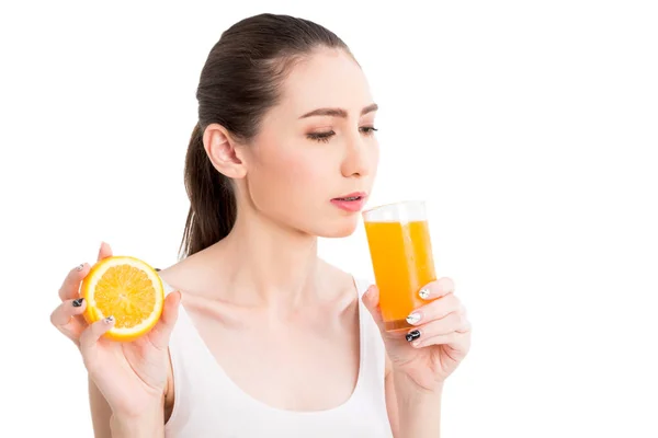 Kvinna Som Håller Apelsinjuice Isolerad Vit Bakgrund — Stockfoto