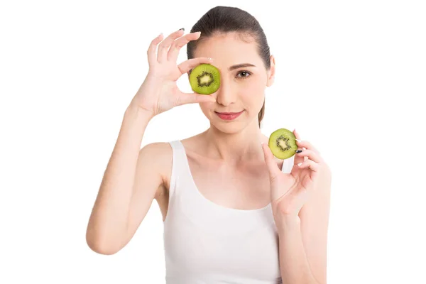 Mulher Bonita Segurando Kiwi Fatia Escondendo Olho Atrás Isolado Fundo — Fotografia de Stock