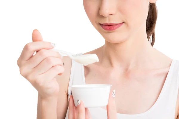 Jovem Mulher Comendo Iogurte Isolado Fundo Branco — Fotografia de Stock