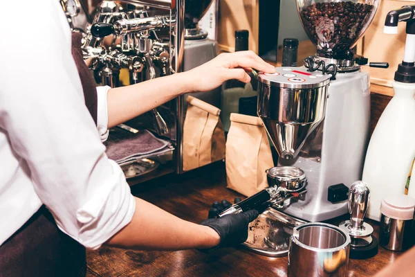 Vrouwen Barista Koffie Machine Gebruiken Voor Het Maken Van Koffie — Stockfoto