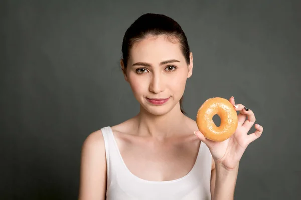 Frau Mit Kalorienbomben Donut Auf Grauem Hintergrund Junkfood Konzept — Stockfoto