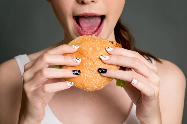 Jonge Vrouw Hamburger Eten Grijze Achtergrond Junkfood Fast Food Concept — Stockfoto