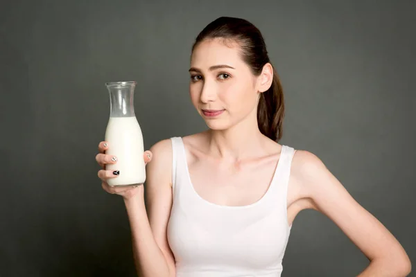 拿着一杯鲜牛奶的女人健康的生活方式概念 — 图库照片