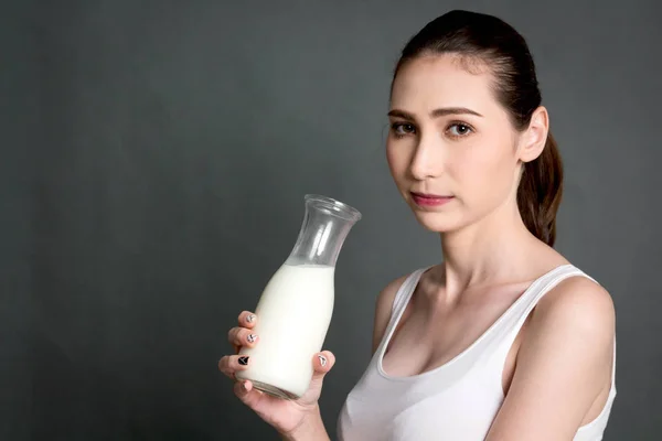Frau Hält Glas Frische Milch Gesundes Lebensstilkonzept — Stockfoto