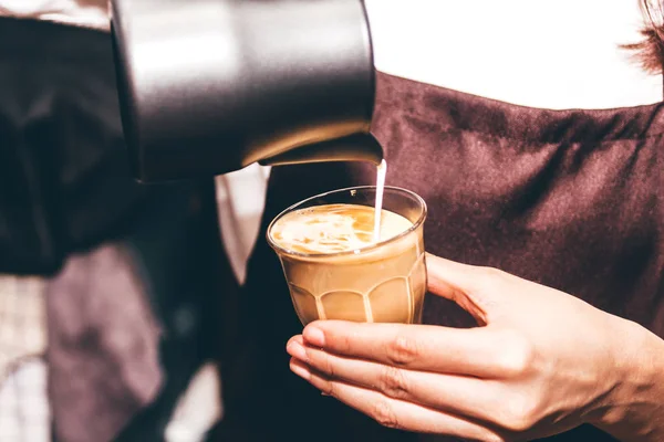 Barista Drží Mléko Pro Dělat Kávu Latte Umění Kavárně — Stock fotografie