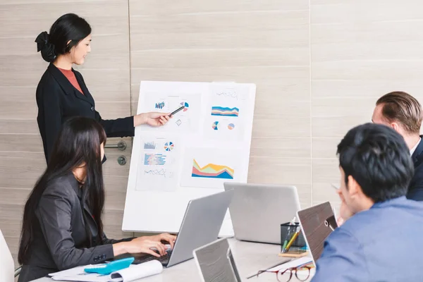 Empresarios Que Usan Computadoras Portátiles Discuten Juntos Sala Reuniones Concepto — Foto de Stock