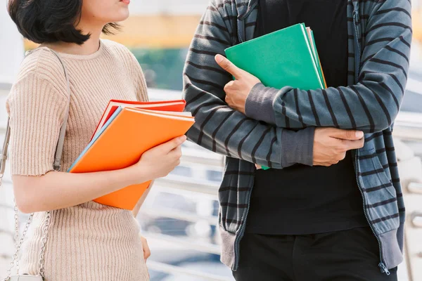 Groupe Étudiants Tenant Des Carnets Extérieur Concept Éducation — Photo