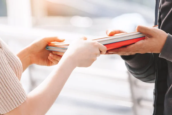 Studentów Zewnątrz Gospodarstwa Notebooki — Zdjęcie stockowe