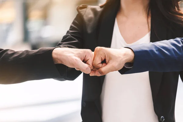 Empresario Socio Que Mano Del Golpe Del Puño — Foto de Stock