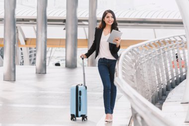 Mutlu başarılı işkadını dijital tablet bilgisayar kullanarak