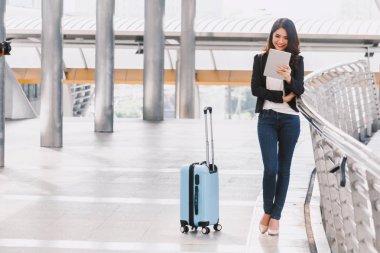 Mutlu başarılı işkadını dijital tablet bilgisayar kullanarak