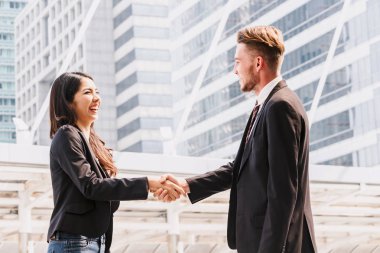 İş ortaklarının el sıkışması