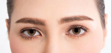 Tam makyaj sağlıklı ten beyaz arka plan üzerinde izole kadınla gözleri closeup