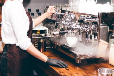 Kadınlar Barista kahve makinesi kafede kahve yapmak için kullanma