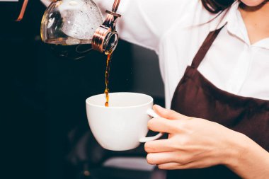 Barista kahve kahve dükkanında holding