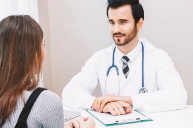 Hospital.healthcare ve tıp doktorlar masada danışmanlık doktor ve kadın hasta