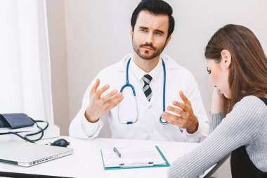 Hospital.healthcare ve tıp doktorlar masada danışmanlık doktor ve kadın hasta