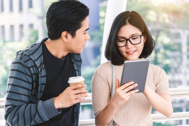 İki genç öğrenci Üniversitesi'nde tablet ile ödev 