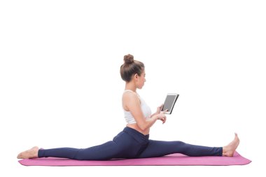 pratik yoga beyaz zemin üzerine izole kadın