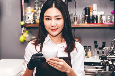 Barista kahve kahve dükkanında holding