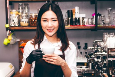 Barista kahve kahve dükkanında holding