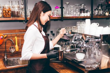 Kadınlar Barista kahve makinesi kafede kahve yapmak için kullanma