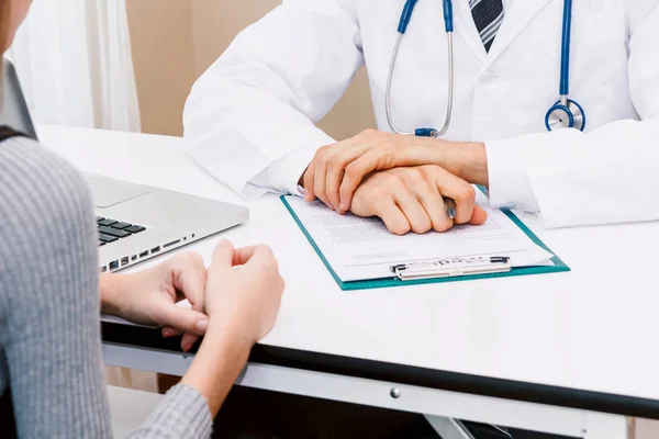 Doktorlar tablei n hospital.healthcare ve tıp danışmanlık doktor ve kadın hasta