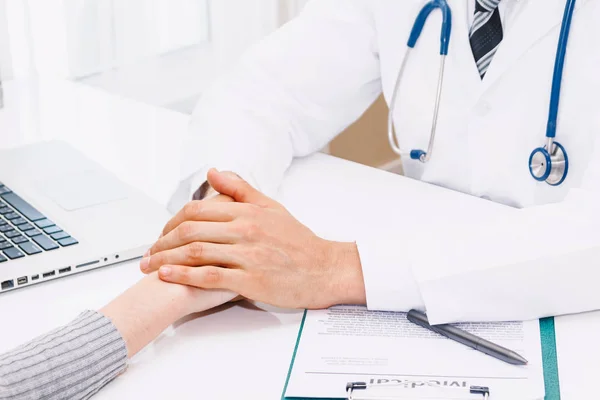 Médico Tranquilizando Seu Paciente Feminino Com Cuidado Mesa Médicos Hospital — Fotografia de Stock