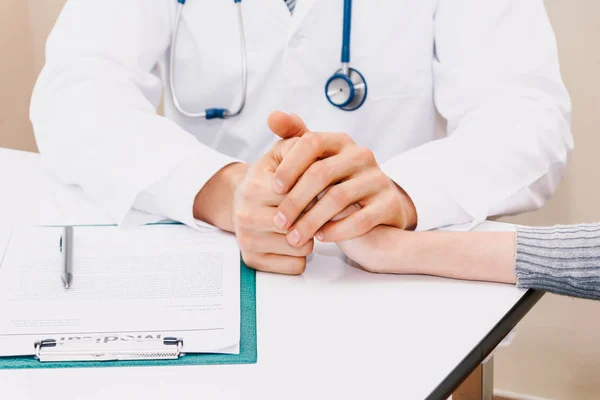 Médico Tranquilizando Seu Paciente Feminino Com Cuidado Mesa Médicos Hospital — Fotografia de Stock