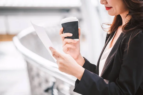 Bild Einer Geschäftsfrau Mit Einer Tasse Kaffee — Stockfoto