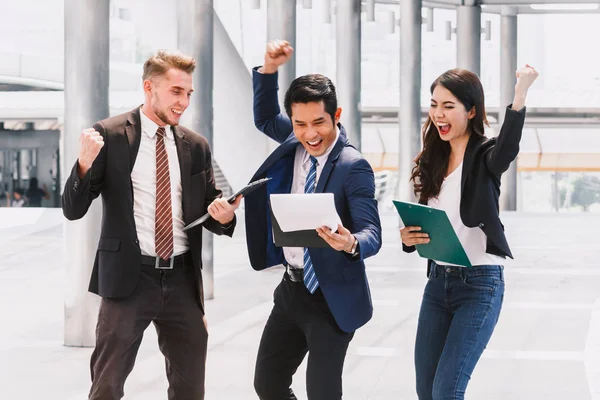 Gente Negocios Exitosa Celebrando Con Los Brazos Alto — Foto de Stock