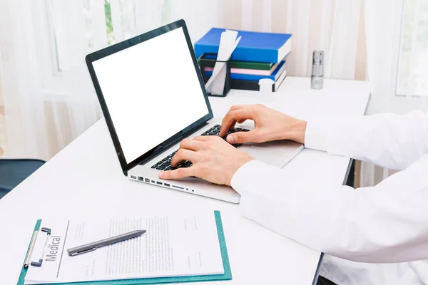 医生和听诊器在医院里使用笔记本电脑 医疗保健 — 图库照片