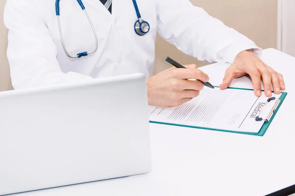 Médico Con Estetoscopio Trabajando Escribiendo Sobre Papeleo Hospital Healthcare Medicina — Foto de Stock