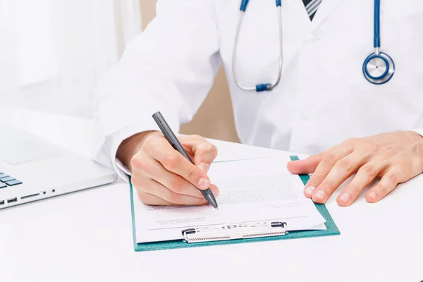 Arzt Mit Stethoskop Arbeitet Und Schreibt Papierkram Krankenhaus Gesundheitswesen Und — Stockfoto