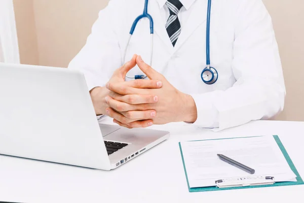 Arzt Und Stethoskop Arbeiten Mit Laptop Computer Krankenhaus Gesundheitswesen Und — Stockfoto